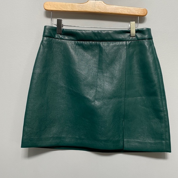 ❗️SOLD❗️Wilfred Green Faux Leather Patio Mini Skirt Size 8 - Picture 4 of 9